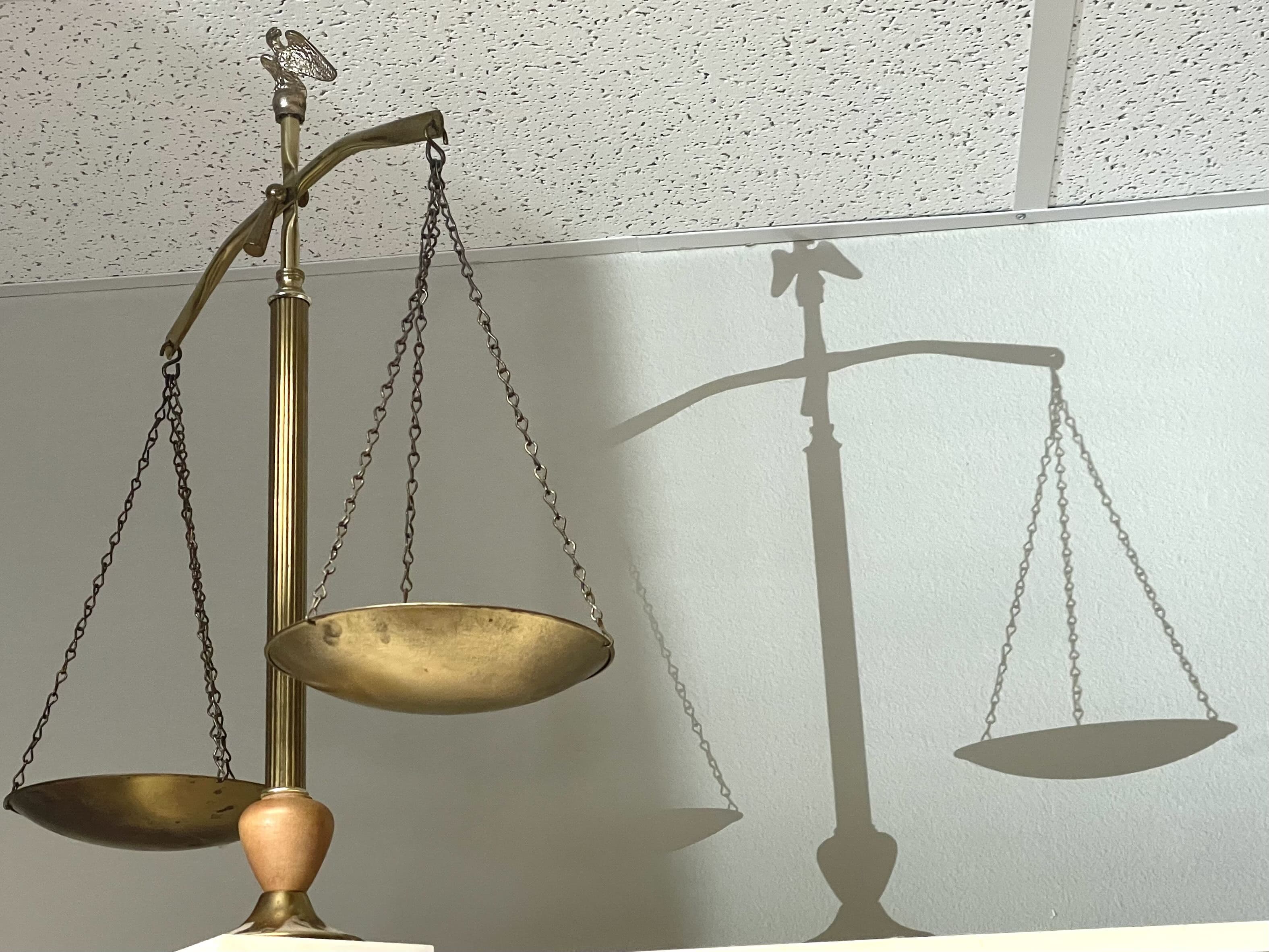 Bilancia della giustizia - simbolo del diritto e dei parametri forensi