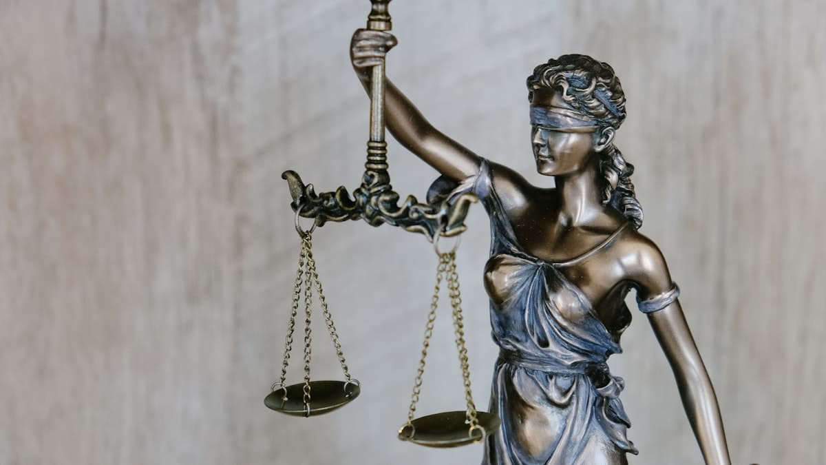 Avvocato penalista in tribunale durante un processo penale