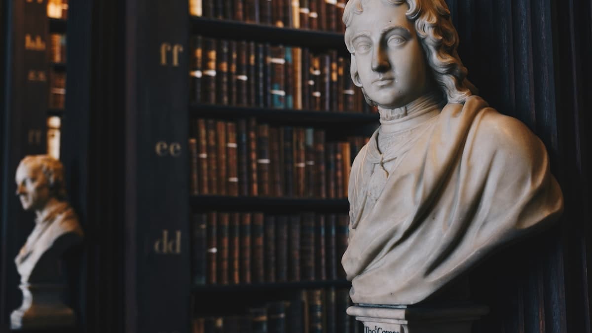 Libri di codice penale e bilancia della giustizia su scrivania legale