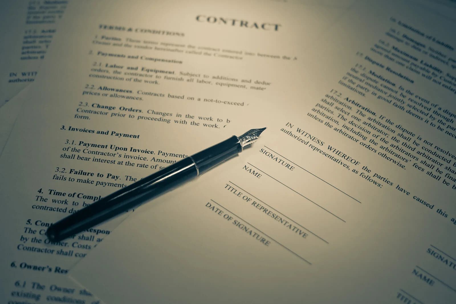 Penna stilografica in firma su un documento contrattuale, dettaglio di un atto legale