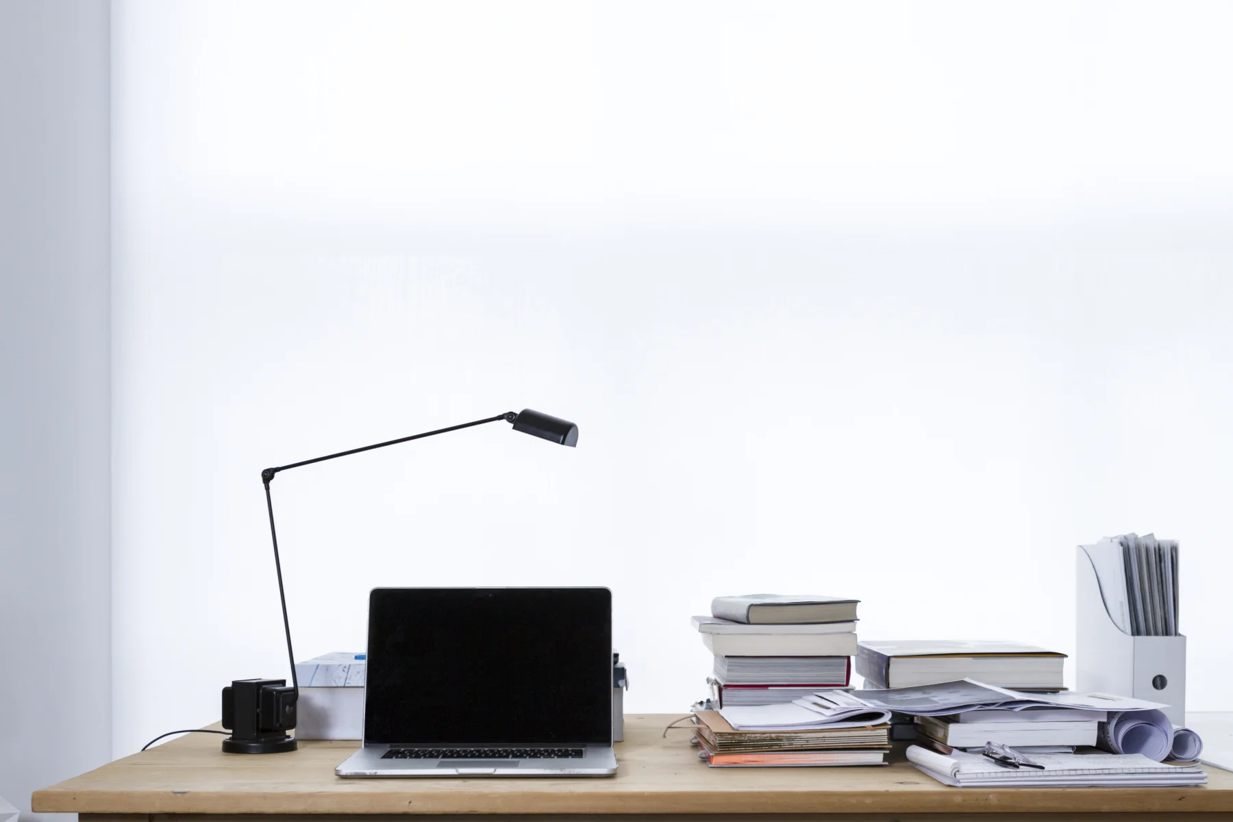 Scrivania da studio legale con laptop e documenti